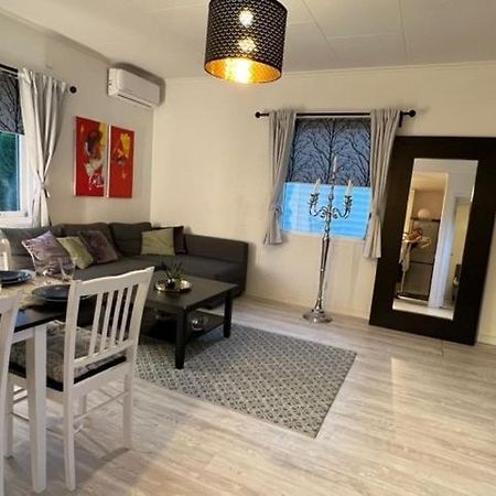 Апартаменты Fresh And Cozy Little House 45Km In Taby Стокгольм Экстерьер фото